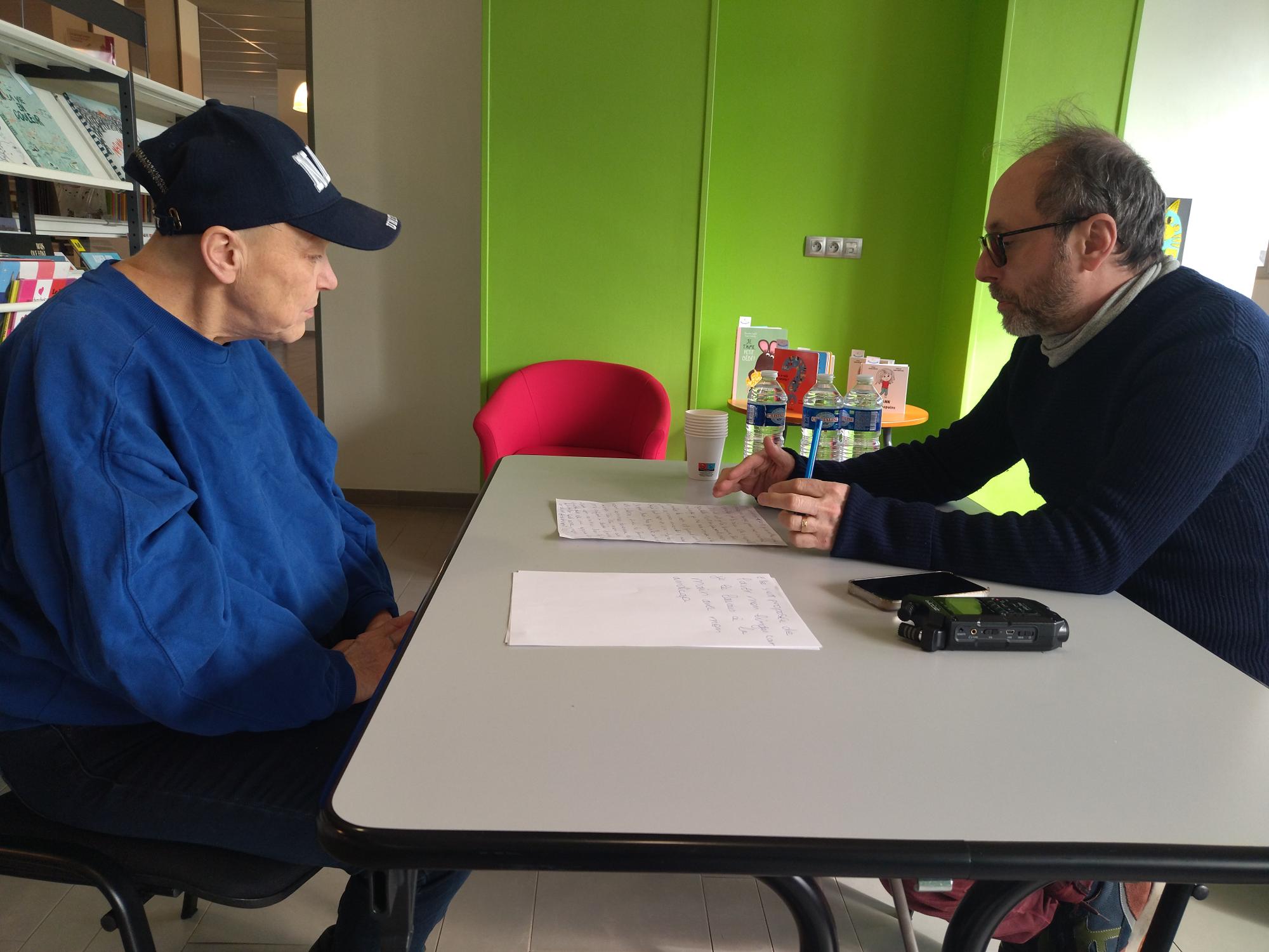 deux personnes assises face à face